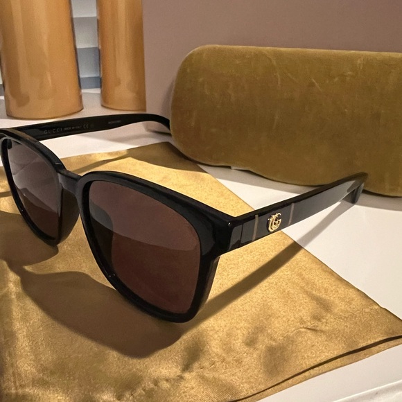 EUC Black Square Gucci Sunglasses- Authentic - Picture 3 of 8